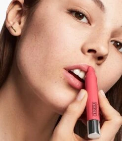 Clinique Chubby Stick Moisturizing Lip Colour Balm - Graped-up -Mode Cosmetica Lipmake-Upwinkel 1039x1200 5