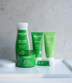 Weleda Skin Food Lip Balm -Mode Cosmetica Lipmake-Upwinkel 1047x1200 2