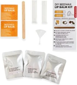 Kikkerland DIY Bijenwas Lip Balsem Kit - Maak Je Eigen Lippenbalsem - 100% Natuurlijk - Voor Twee Balsem Sticks -Mode Cosmetica Lipmake-Upwinkel 1080x1200 1
