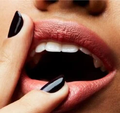 MAC Cosmetics Satin Lippenstift - Mocha -Mode Cosmetica Lipmake-Upwinkel 1200x1125 17