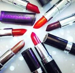 Rimmel London Moisture Renew Lipstick - Pink Fame - Lilac-Violet 18 Rimmel London Moisture Renew Lipstick - Pink Fame - Lilac-Violet -Mode Cosmetica Lipmake-Upwinkel 1200x1168