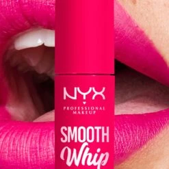 NYX Professional Makeup - Smooth Whip Matte Lip Cream Pillow Fight - Vloeibare Lippenstift - 4ML -Mode Cosmetica Lipmake-Upwinkel 1200x1200 246
