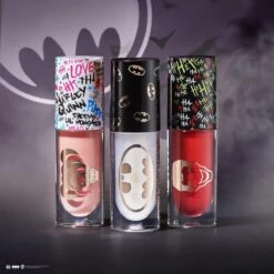 Makeup Revolution X Harley Quinn™ - What You Think I’m A Doll? Lip Gloss -Mode Cosmetica Lipmake-Upwinkel 1200x1200 31