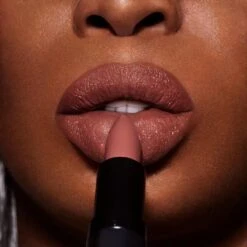 Rimmel London Lasting Finish Lippenstift - 710 Get Dirty -Mode Cosmetica Lipmake-Upwinkel 1200x1200 463