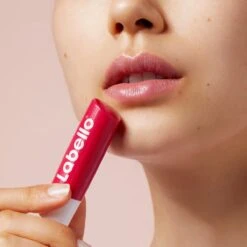 Labello Cherry Shine Lippenbalsem - 4 Balsems -Mode Cosmetica Lipmake-Upwinkel 1200x1200 777