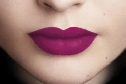 L'Oréal Paris Rouge Signature Lippenstift - 104 I Rebel - Paars - Matte Vloeibare Lipstick -Mode Cosmetica Lipmake-Upwinkel 1200x799 2