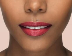 L'Oréal Paris X Isabel Marant Lippenstift - Limited Edition - 05 Pigalle Western - Rood -Mode Cosmetica Lipmake-Upwinkel 1200x941