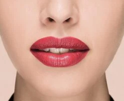 L'Oréal Paris X Isabel Marant Lippenstift - Limited Edition - 05 Pigalle Western - Rood -Mode Cosmetica Lipmake-Upwinkel 1200x979