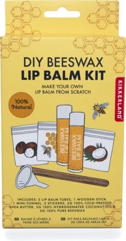 Kikkerland DIY Bijenwas Lip Balsem Kit - Maak Je Eigen Lippenbalsem - 100% Natuurlijk - Voor Twee Balsem Sticks -Mode Cosmetica Lipmake-Upwinkel 629x1200