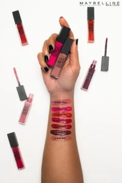 Maybelline Vivid Matte Liquid - 35 Rebel Red - Rood - Lippenstift -Mode Cosmetica Lipmake-Upwinkel 800x1200 2