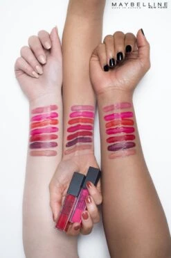 Maybelline Vivid Matte Liquid - 35 Rebel Red - Rood - Lippenstift -Mode Cosmetica Lipmake-Upwinkel 800x1200 3