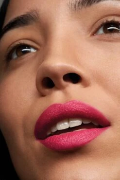 Rimmel London Lasting Finish Extreme Lippenstift - Buzz'n 130 -Mode Cosmetica Lipmake-Upwinkel 801x1200 3