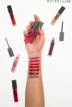 Maybelline Vivid Matte Liquid - 35 Rebel Red - Rood - Lippenstift -Mode Cosmetica Lipmake-Upwinkel 807x1200