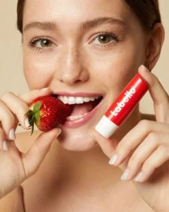 Labello Lippenbalsem Fruity Shine Strawberry Blister (5.5ml) -Mode Cosmetica Lipmake-Upwinkel 960x1200 15