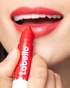 Labello Crayon Lipstick Poppy Red -Mode Cosmetica Lipmake-Upwinkel 960x1200 16