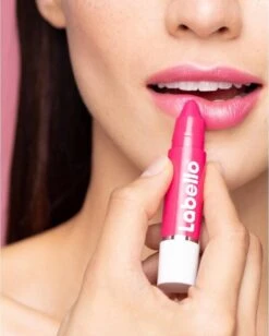 Labello Crayon Lipstick Hot Pink -Mode Cosmetica Lipmake-Upwinkel 962x1200