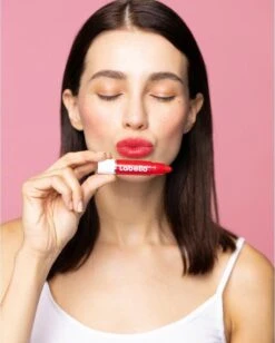 Labello Crayon Lipstick Poppy Red -Mode Cosmetica Lipmake-Upwinkel 962x1200 3