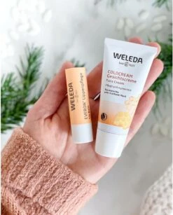 Weleda Everon Lippenbalsem -Mode Cosmetica Lipmake-Upwinkel 967x1200 1